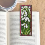 Patrón de punto de cruz – Campanilla de Invierno estilo vidriera | Marcapáginas | Bordado floral moderno