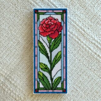 Patrón de punto de cruz – Clavel | Marcapáginas estilo vidriera