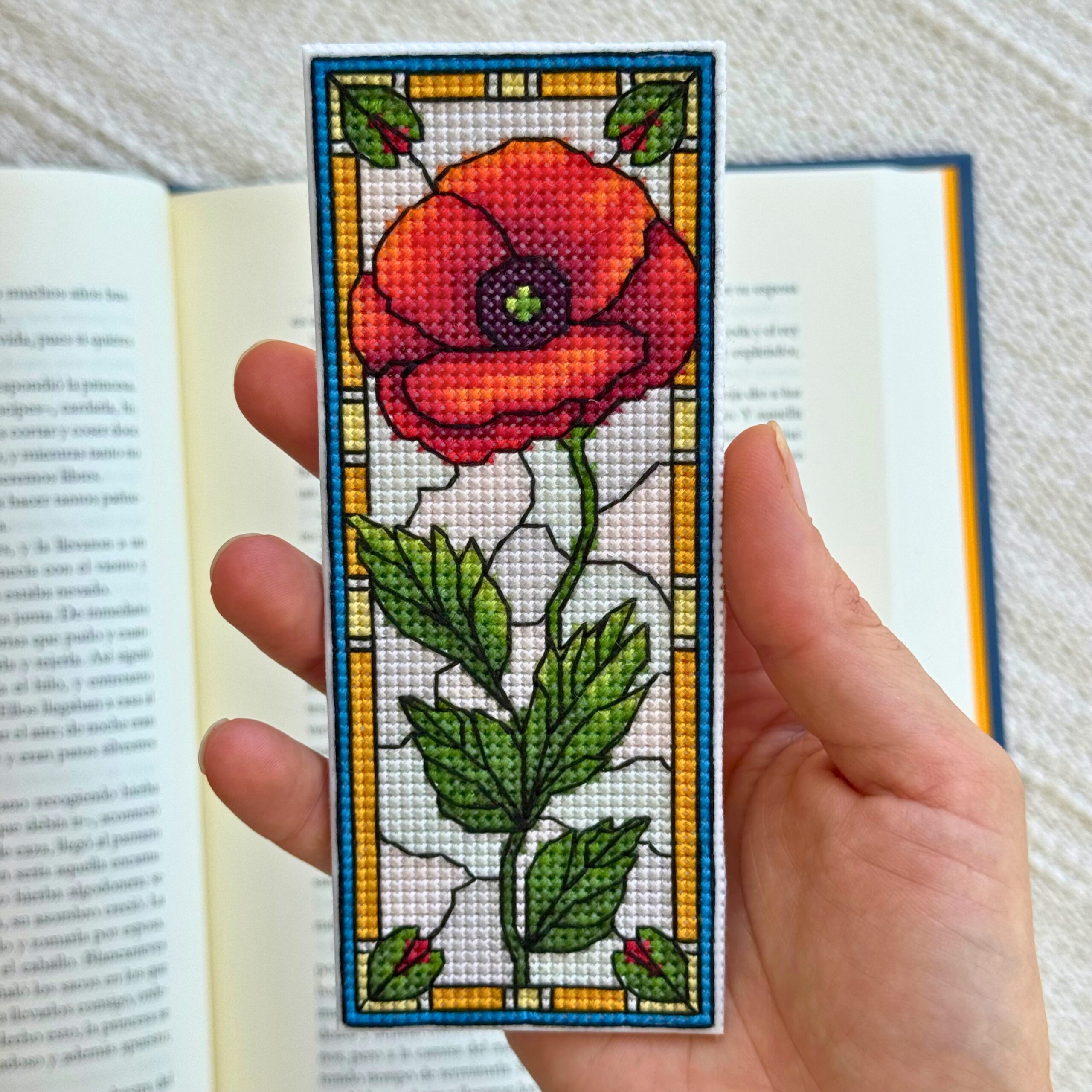 Patrón de punto de cruz – Amapola | Marcapáginas estilo vidriera