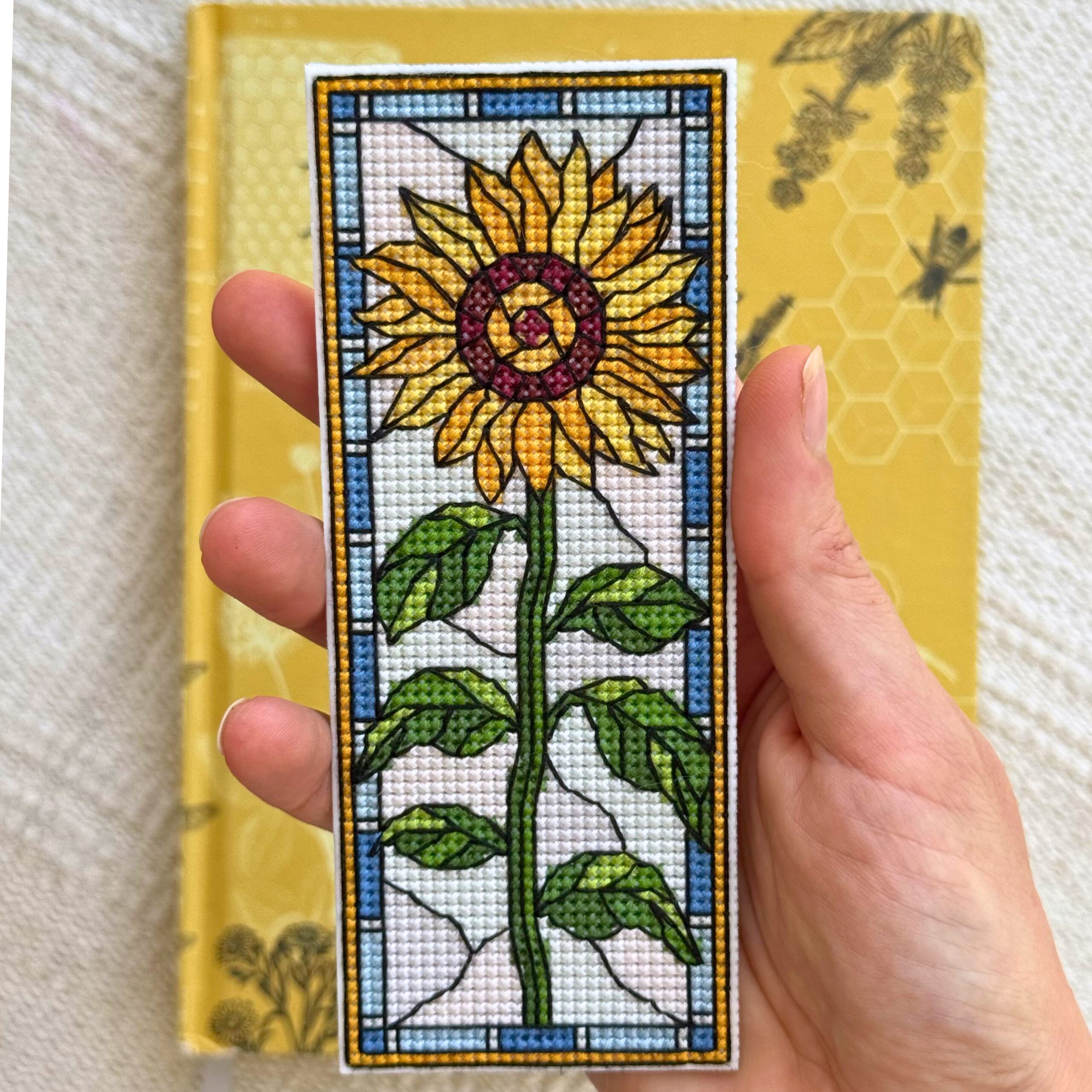 Patrón de punto de cruz – Girasol | Marcapáginas estilo vidriera