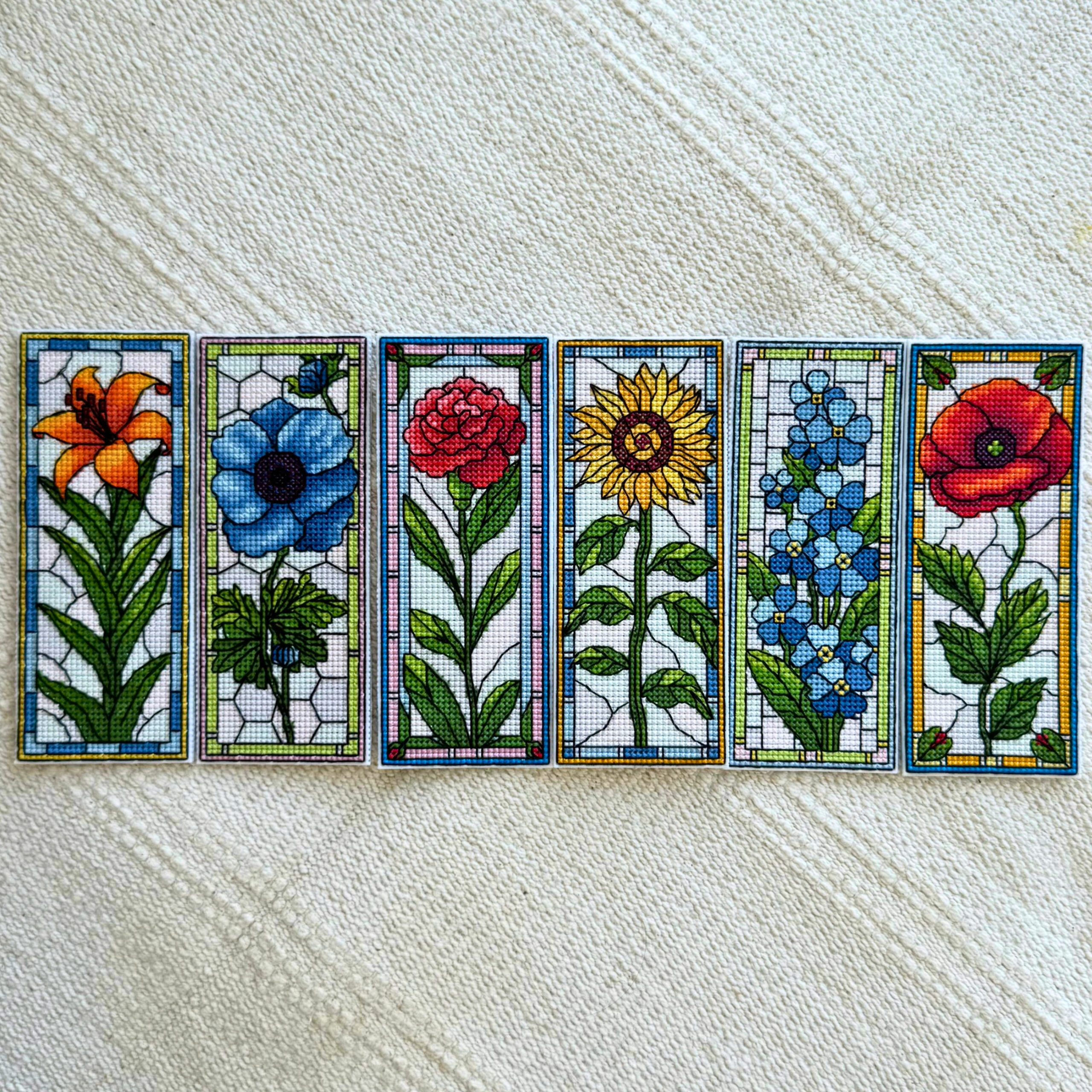 Set de 6 patrones de punto de cruz – Flores de verano | Marcapáginas estilo vidriera