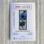 Kit de punto de cruz – Marcapáginas Anémona azul estilo vidriera