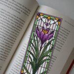 Patrón de punto de cruz – Crocus estilo vidriera | Marcapáginas | Bordado floral moderno| Liliss