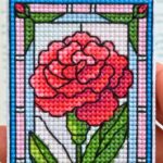 Patrón de punto de cruz – Clavel | Marcapáginas estilo vidriera